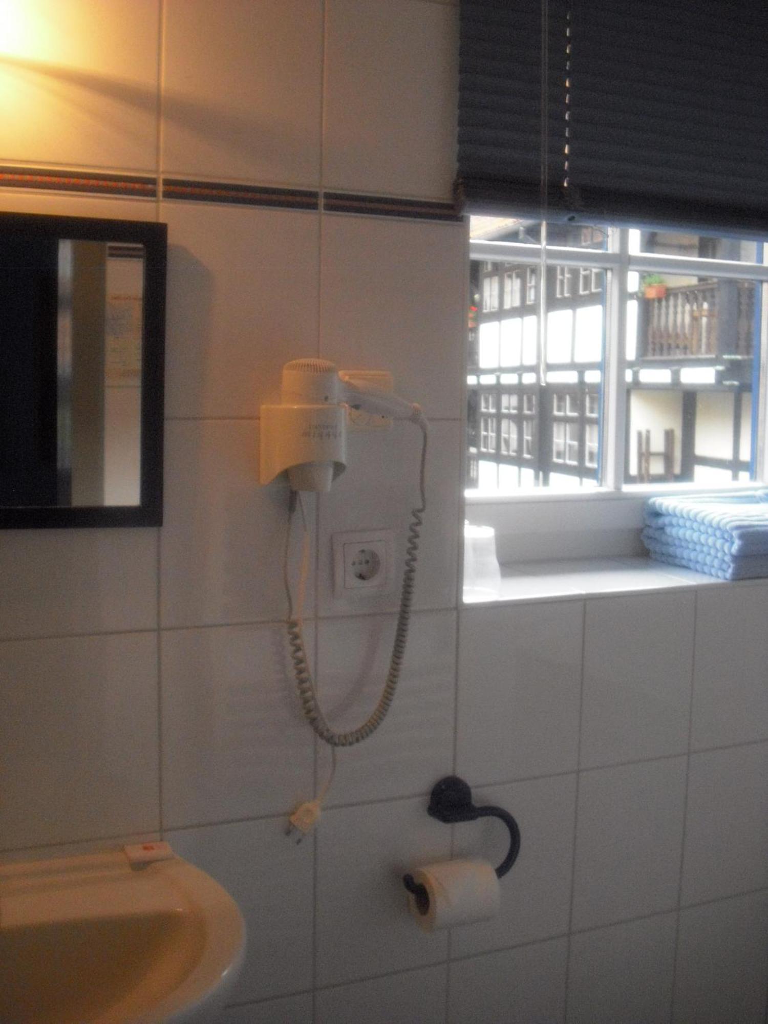 Fachwerkhotel - Ferienhaeuser Vorhof Zur Hoelle Quedlinburg Habitación foto